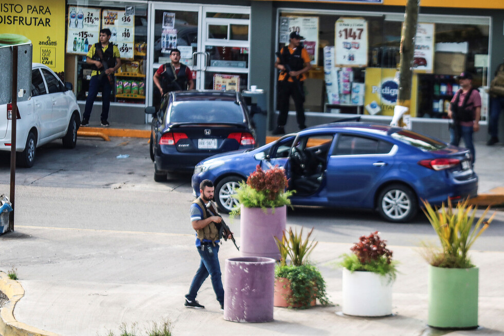 Gobierno de México detiene y luego libera al hijo de 'El Chapo' Guzmán para "tratar de evitar más violencia"