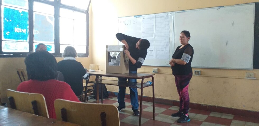 Cierran mesas y la ciudadanía está atenta al conteo de votos