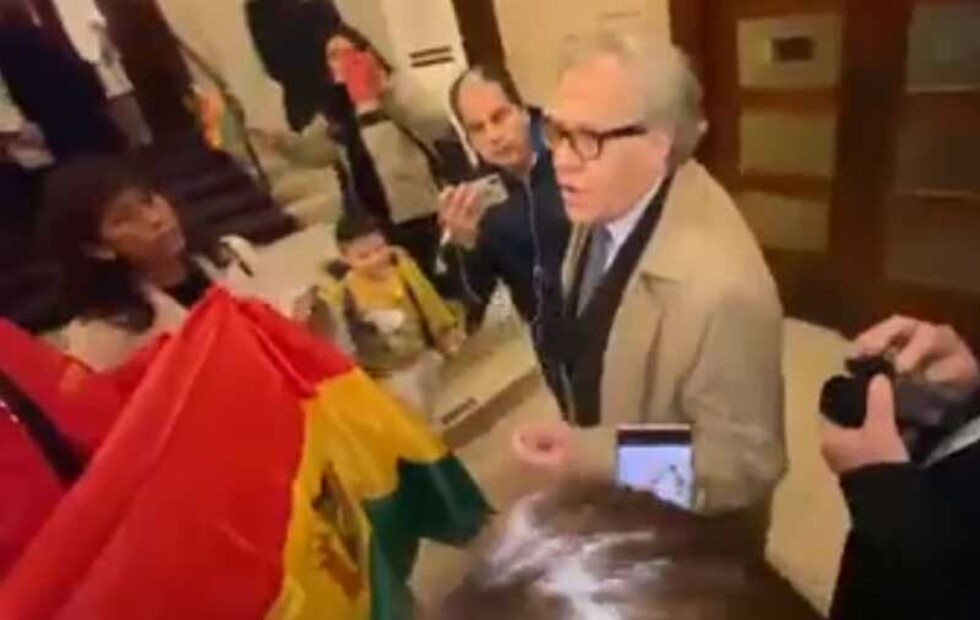 Bolivianos reclaman a Almagro en Londres: “Usted esta amparando a dictadores”