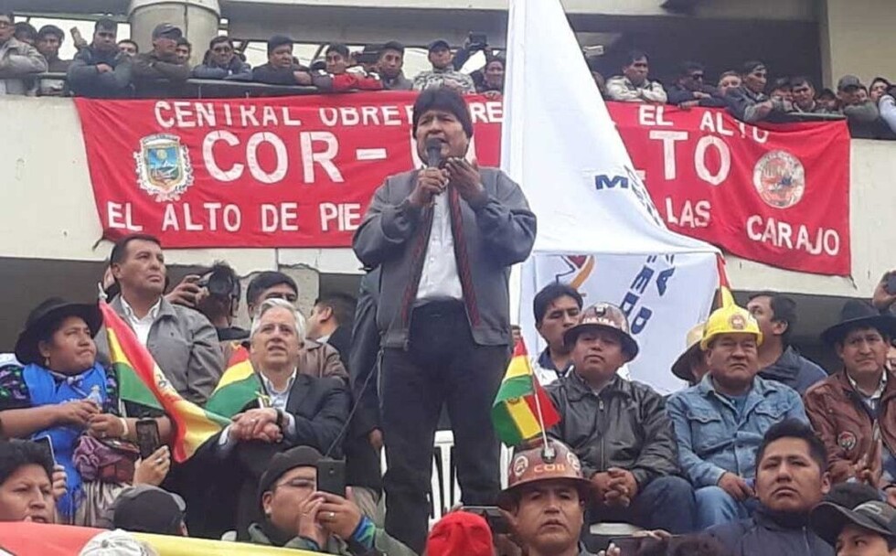 Evo se compara con Lidia Gueiler, porque le quieren hacer firmar su renuncia