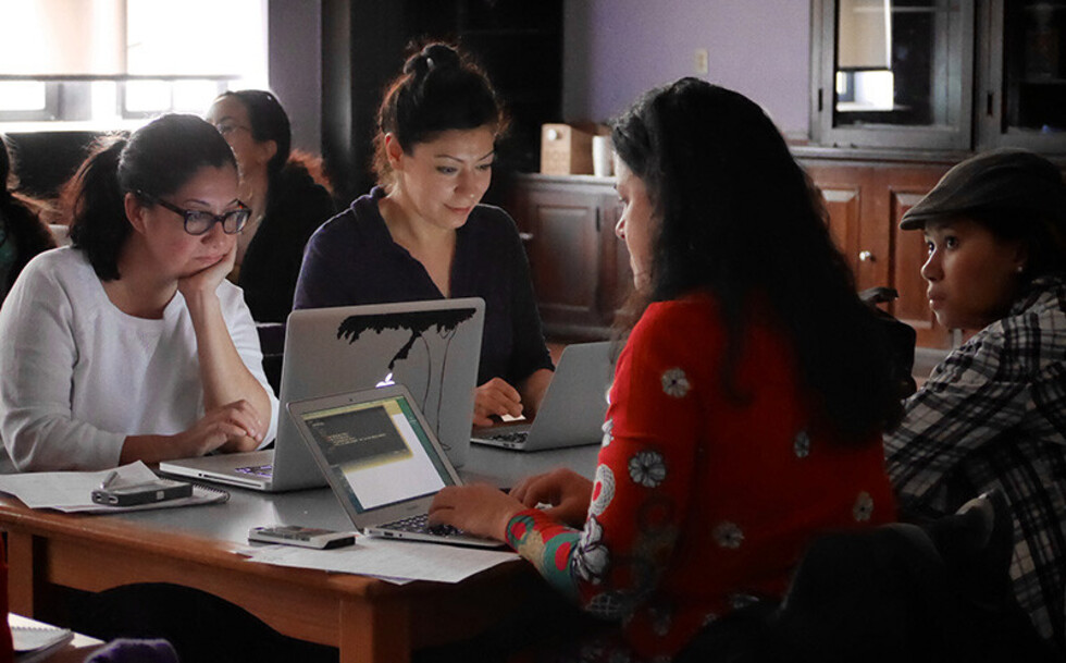 Estudio: transformación digital amenaza más a mujeres que a hombres