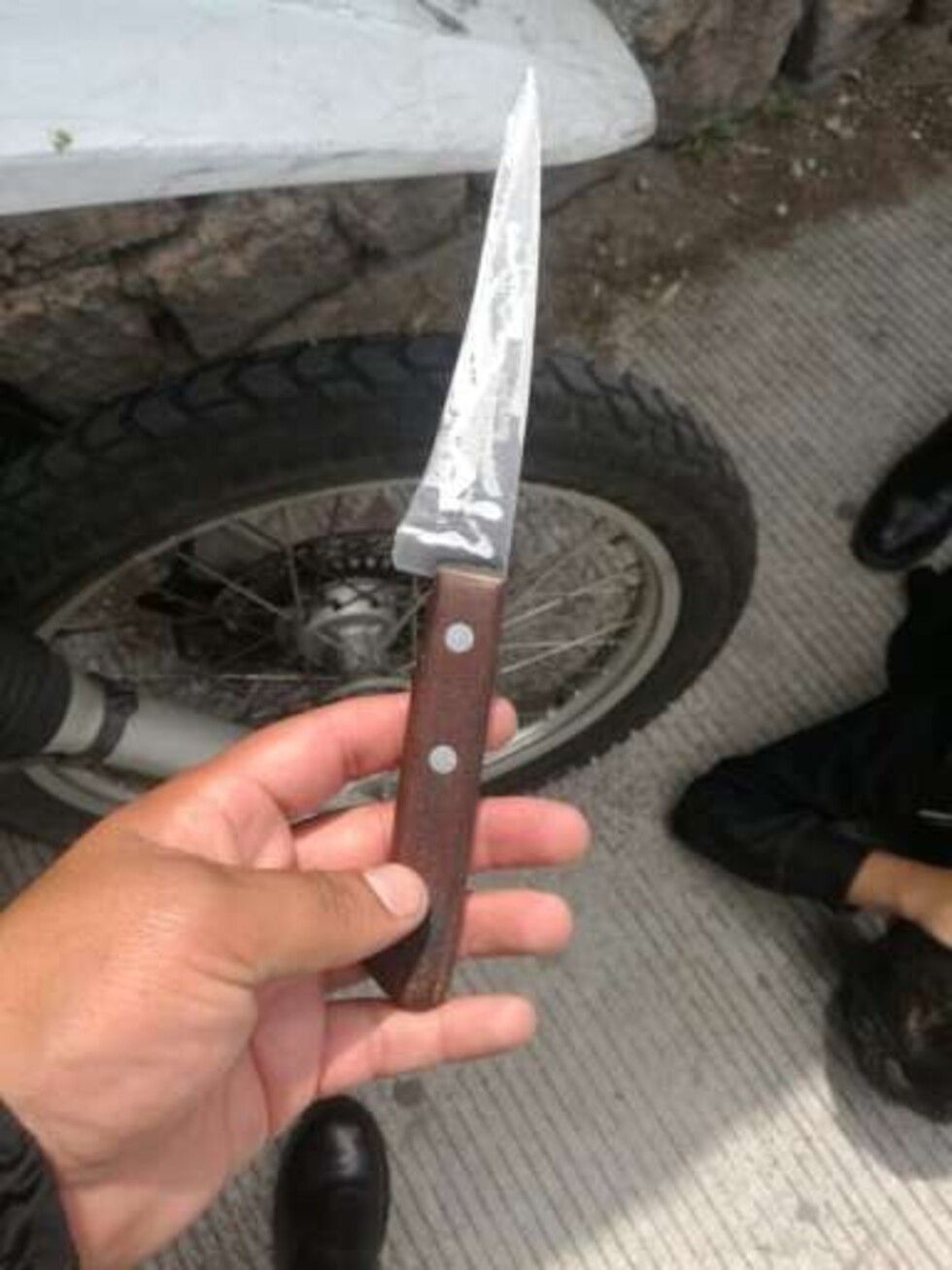 Arrojaron de una carreta cadáver de joven acuchillado