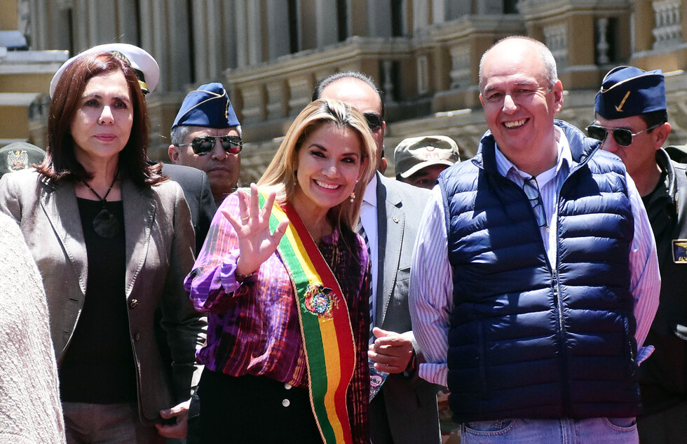 MAS calcula opción electoral, el Gobierno analiza decreto
