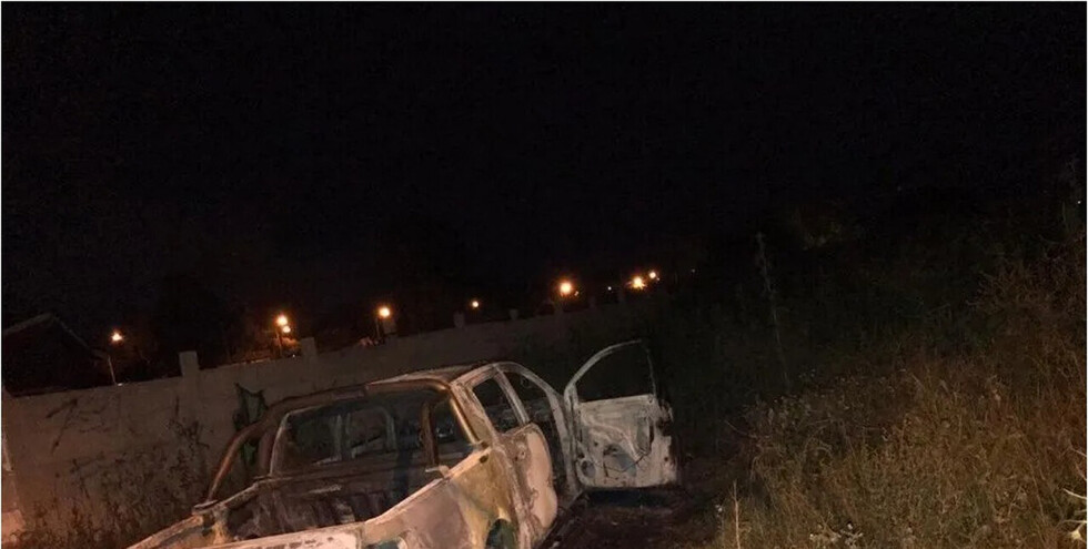 Asesinan a un hombre y lo carbonizan en camioneta