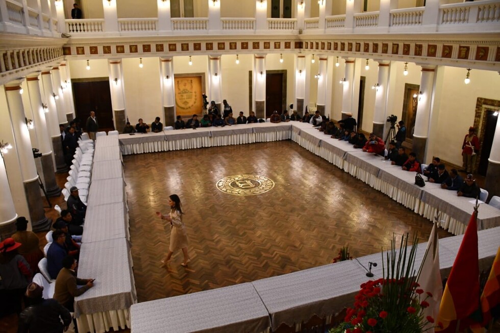 Gobierno instala diálogo con organizaciones sociales en busca de pacificar Bolivia