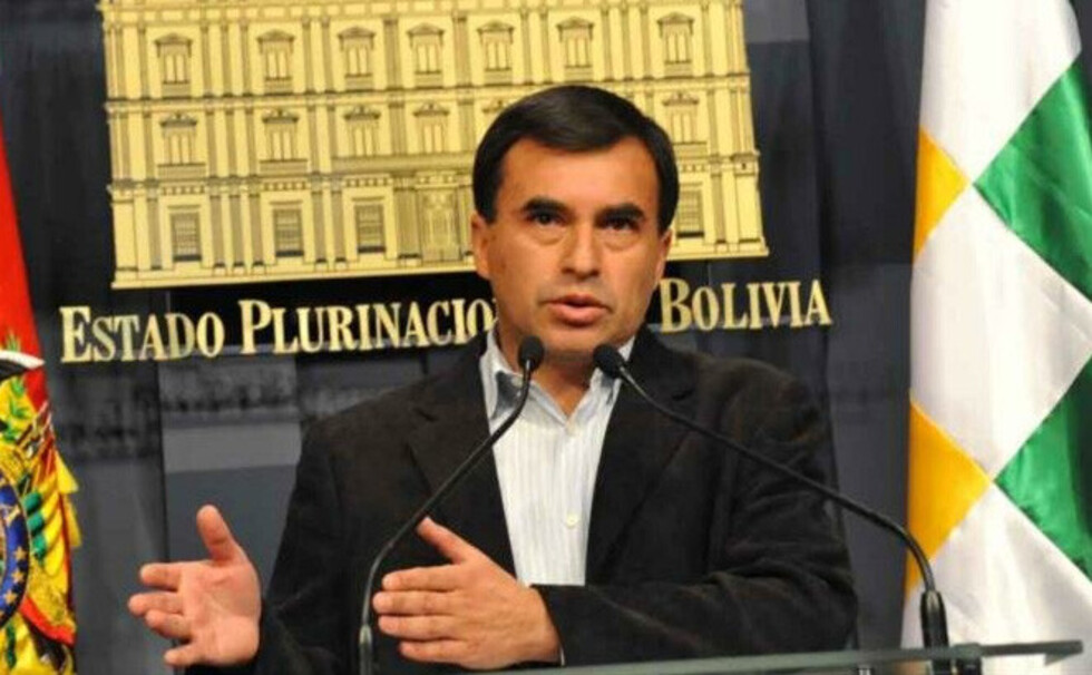 Senador dice que según familiares de Juan Ramón Quintana, éste salió del país