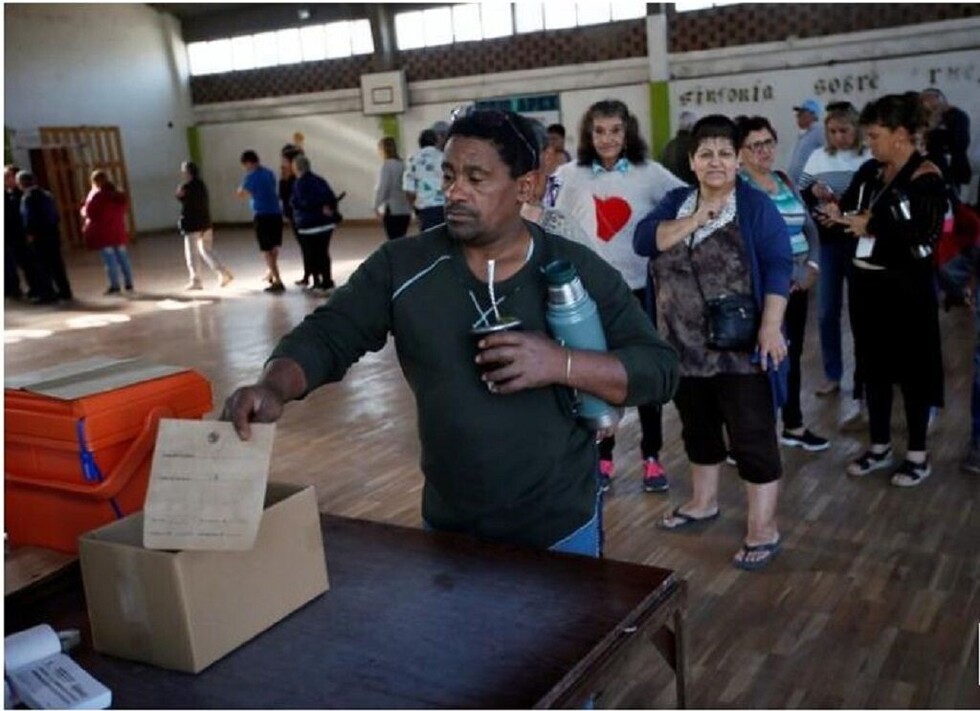 Uruguay elige nuevo presidente en balotaje, con centroderecha como favorita