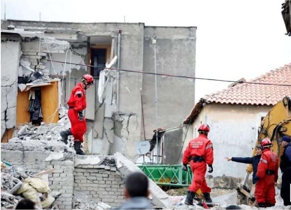 Equipos de rescate trabajan toda la noche tras el peor sismo en Albania en décadas