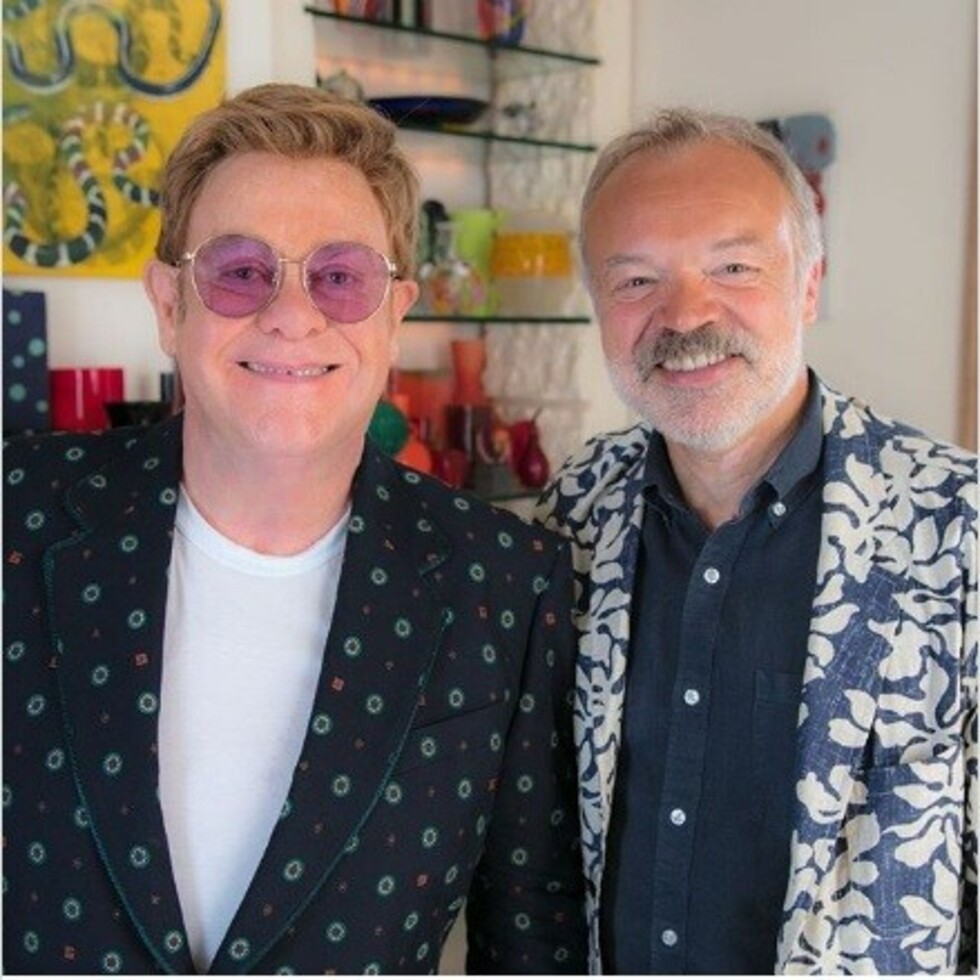 Elton John revela que  usó pañal en un show