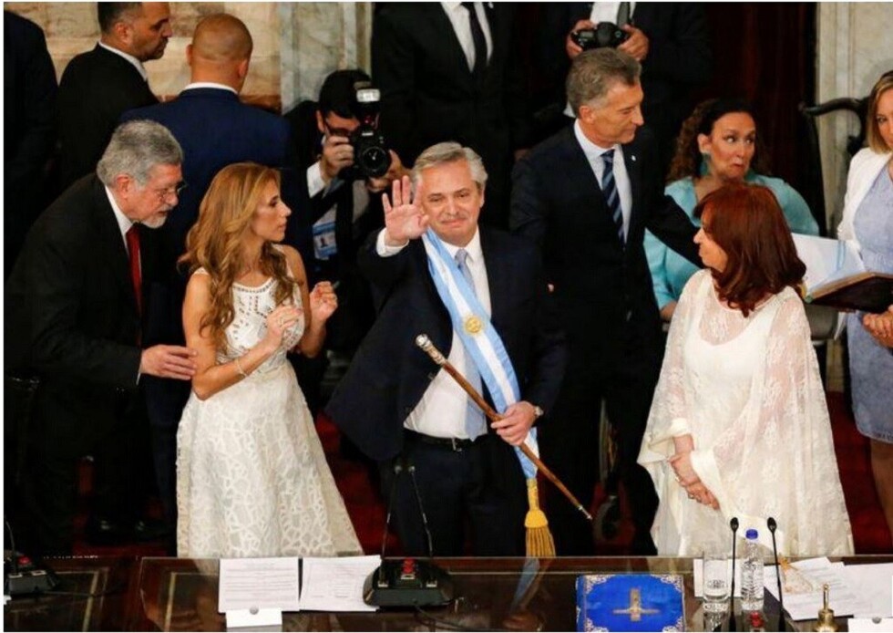 Peronista Fernández asume presidencia con el desafío de encarrilar economía de Argentina