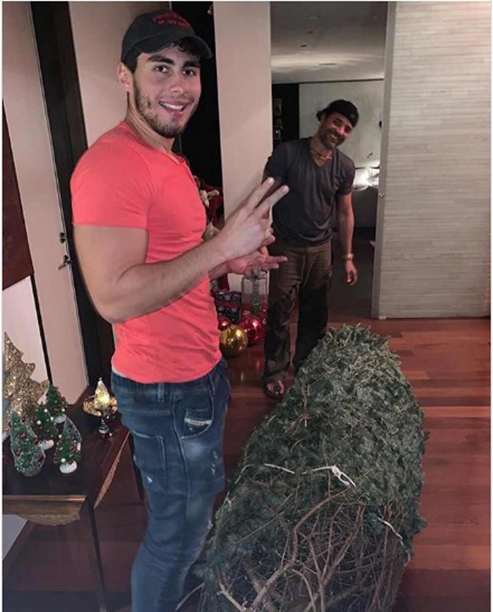 Chayanne y su hijo inician  los preparativos navideños