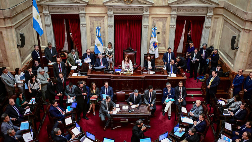 Gobierno argentino prevé  ajustar el gasto político