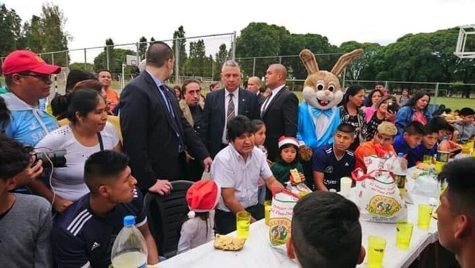 Morales interactúa con residentes bolivianos en Navidad