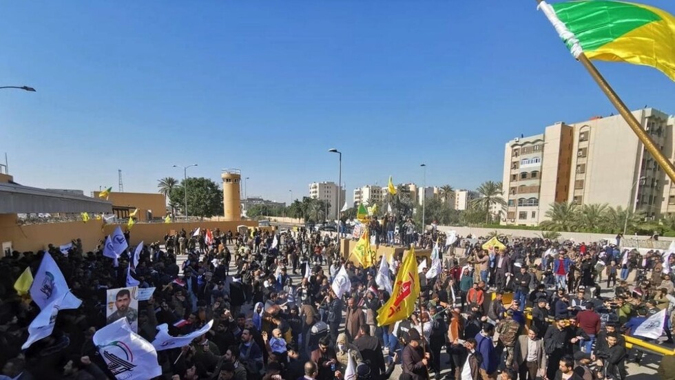 Manifestantes entran por fuerza a la embajada de EE.UU. en Irak, el embajador estadounidense ha sido evacuado