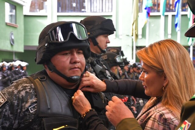 Áñez condecora con la "Medalla al Valor" a efectivos de la UTOP en La Paz