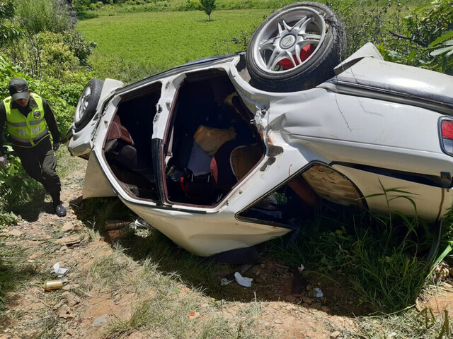 Vehículo vuelca en San Lorenzo, hay 5 heridos