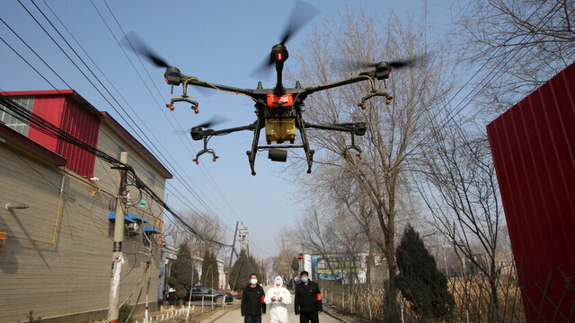 Drones rocían desinfectante en ciudades chinas en medio de la lucha contra el coronavirus