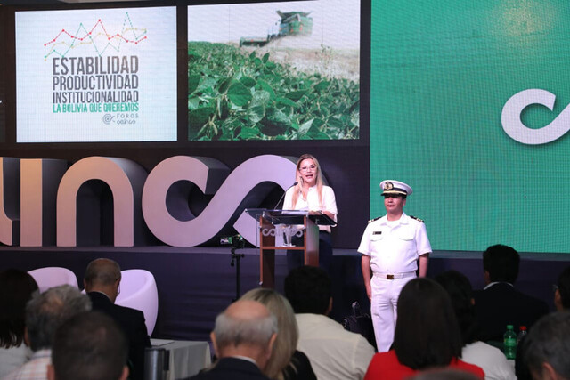 Presidenta Jeanine Áñez cierra foro de la CAINCO
