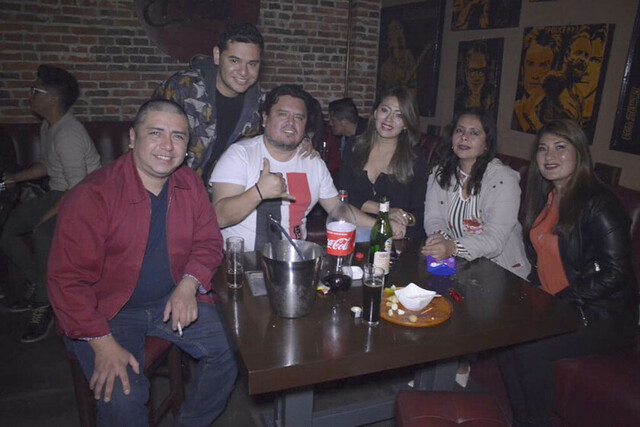 Disfrutando    de una buena peña