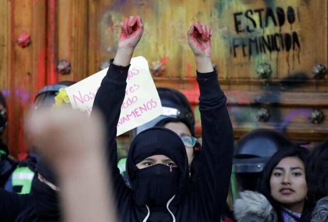 Parejas LGBTI peruanas realizan boda simbólica para pedir igualdad