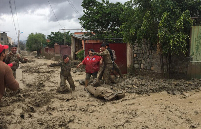 Áñez visita Tiquipaya, recibe reclamos y activan operativos de rescate