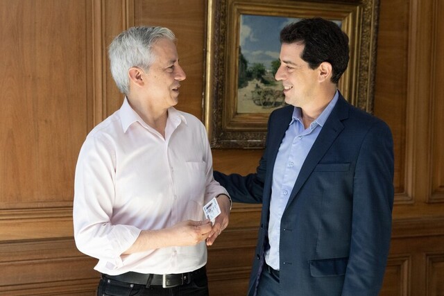 García Linera recibe su documento de residencia temporal del Gobierno Argentino