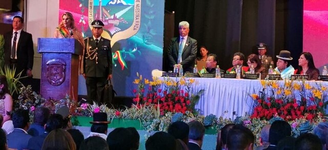 Áñez "promete" 100 millones de dólares en inversiones para El Alto