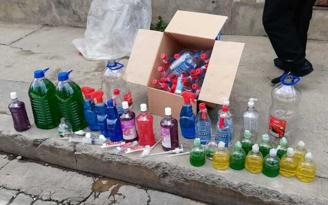 Hallan fábrica ilegal de alcohol en gel; comían en el mismo lugar que lo preparaban