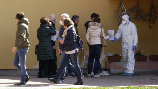 Cómo un pequeño pueblo italiano logró reducir a cero las nuevas infecciones de coronavirus