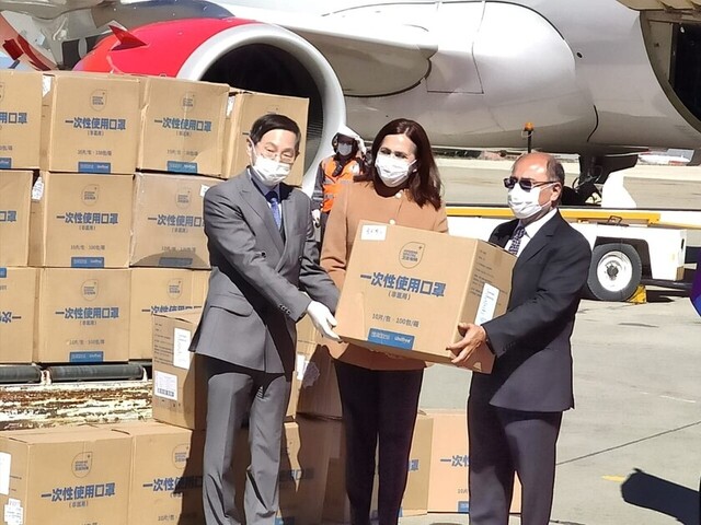 Llegan 20.000 kits para pruebas virales como parte de una donación de China