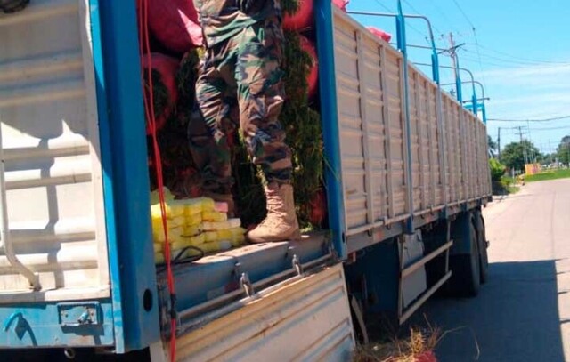Envían a la cárcel a chofer que llevaba droga oculta en camión de verduras