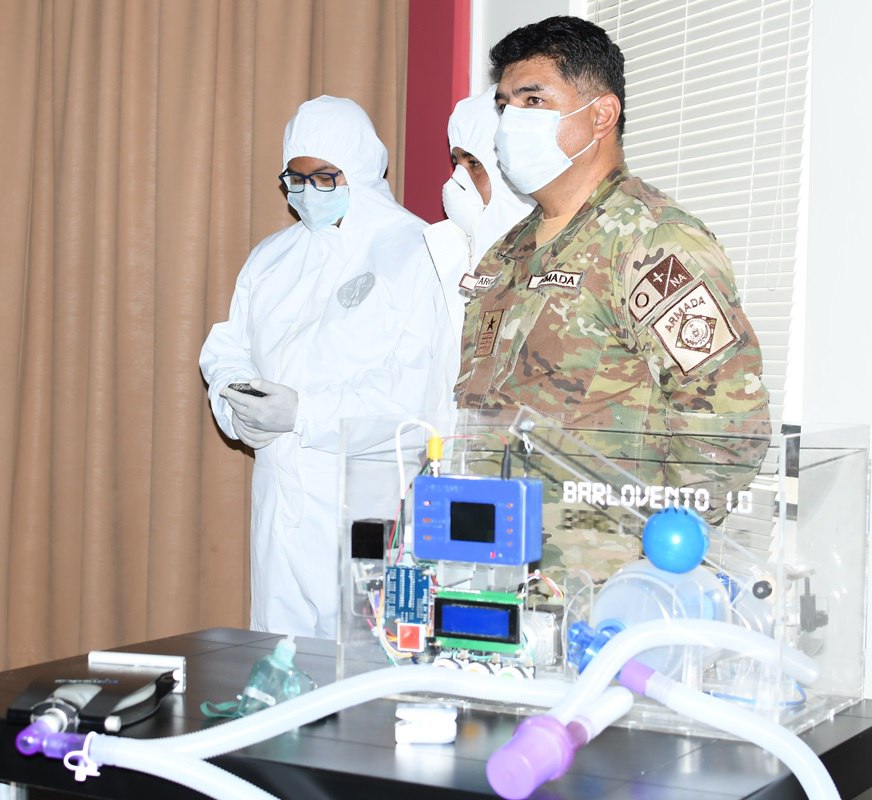 Armada boliviana presenta respirador mecánico para personas con coronavirus