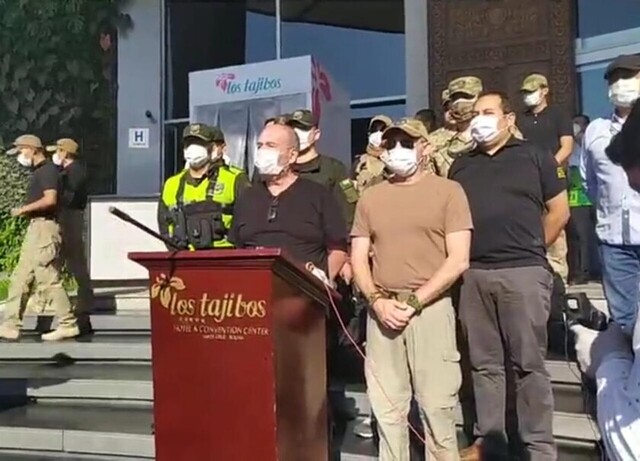 Gobierno considera “humillación” la expulsión de policías y anuncia acciones legales