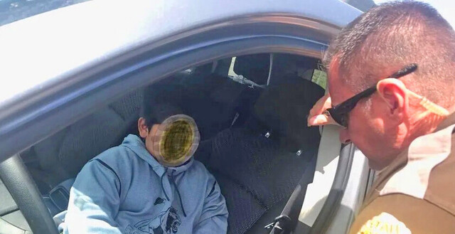 Detuvieron a  niño manejando en autopista