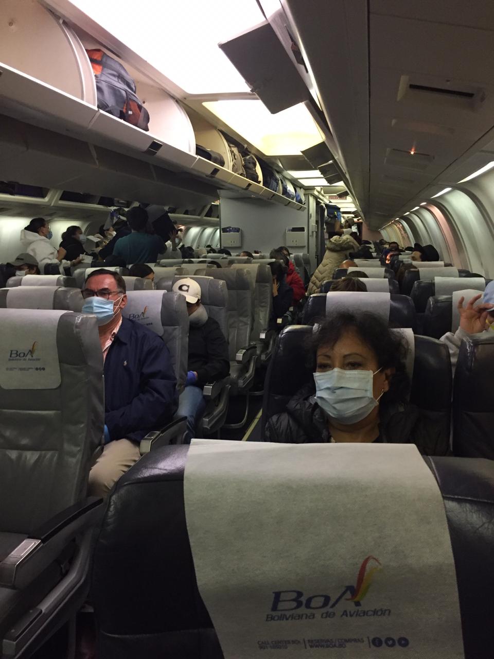 Pasajeros de vuelo humanitario denuncian retención en Santa Cruz