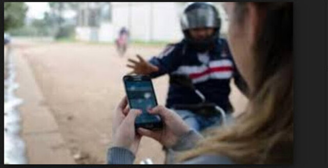 Mujer pierde su celular en manos de motochorro