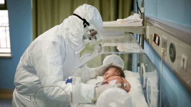 Se recupera del covid-19 durante su embarazo y da a luz a un bebé con anticuerpos contra el coronavirus