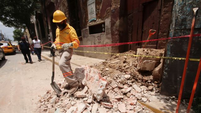 Al menos cinco personas fallecieron tras un sismo de magnitud 7,5 en México