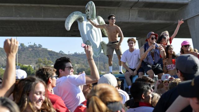 Estudiantes en EE.UU. organizan 'fiestas covid' con personas infectadas y el primero en contagiarse se lleva el premio