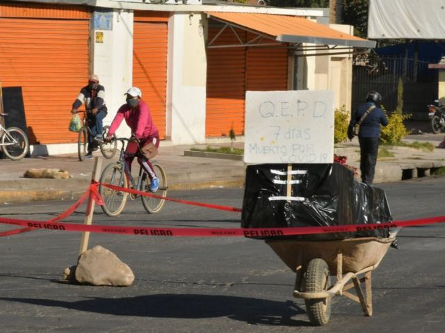 Un ataúd en la calle, el drama en Bolivia por la saturación de hospitales y crematorios