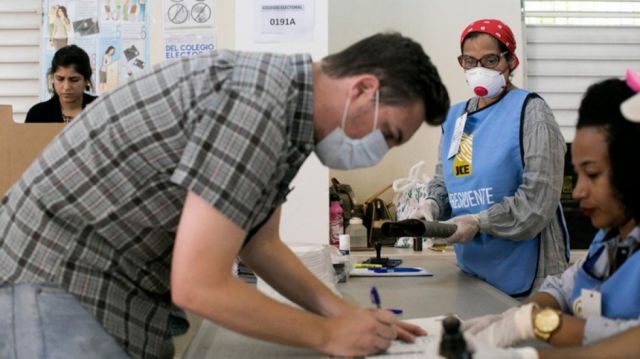 En plena pandemia, dominicanos celebran comicios más reñidos en casi un cuarto de siglo