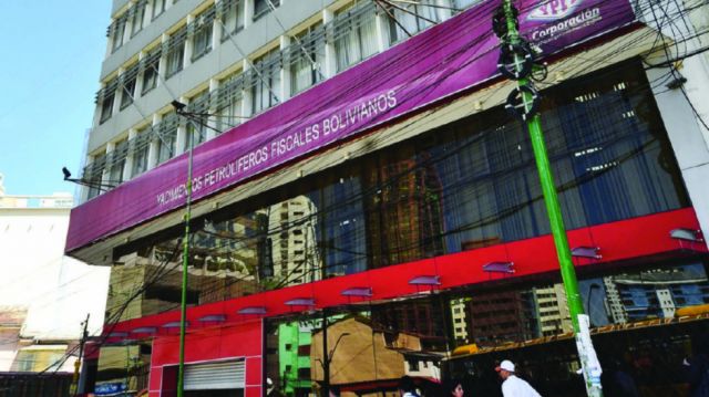 Aprehenden a siete funcionarios de YPFB acusados de elaborar una resolución irregular