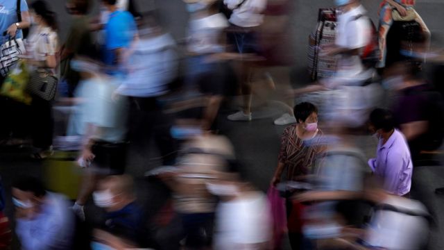 La OMS reporta un aumento diario récord de casos de coronavirus a nivel mundial tras registrarse más de 230.000 contagios