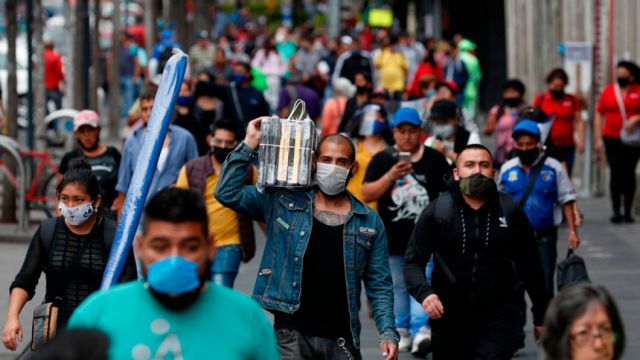 Contradicción en México sobre salir o no de sus casas