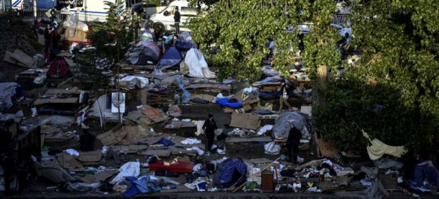 Policía evacúa un enorme campamento de migrantes a las puertas de París