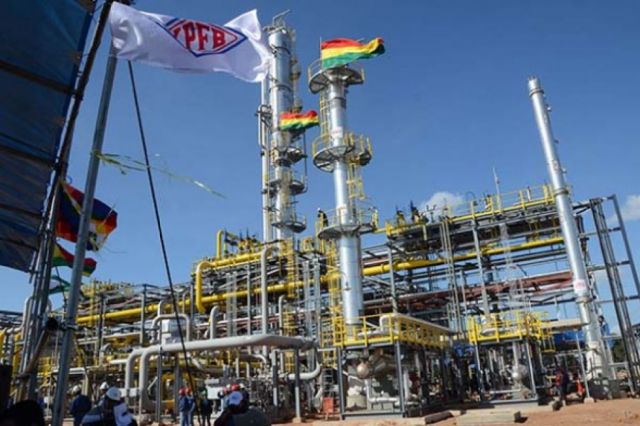 Estatal Petroperú firma acuerdo para vender combustibles a YPFB de Bolivia