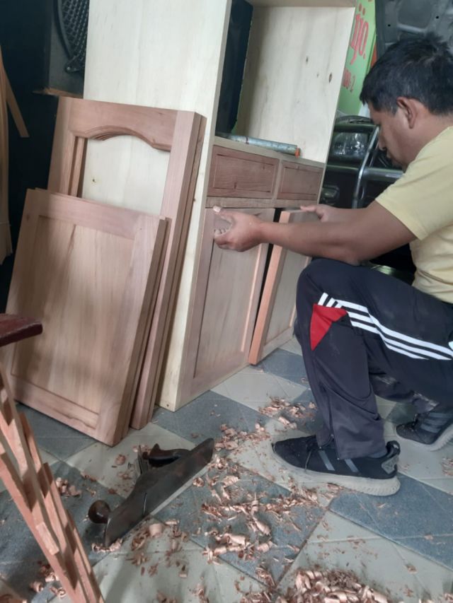 Una vitrina y la vida de un carpintero confinado en Tarija