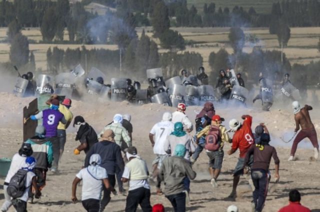 Mueren tres indígenas peruanos en choques con policías por conflicto petrolera canadiense