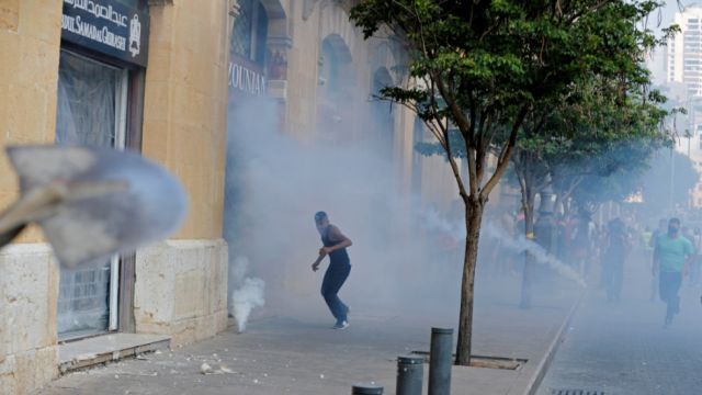 Miles de libaneses protestan tras las explosiones en Beirut