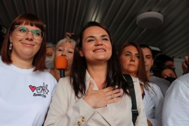 Policía bielorrusa reprime a manifestantes, histórico líder se encamina a reelección